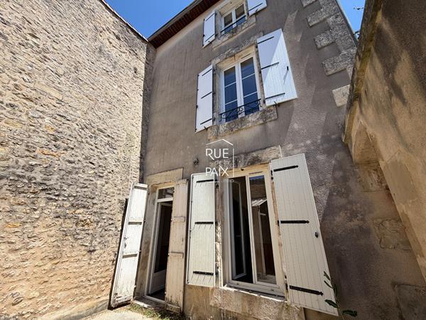79400 SAINT MAIXENT L ECOLE Maison de ville 104 m² - Cour sans vis-à-vis