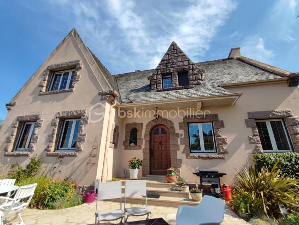 **À deux pas des commerces et de la gare – Élégante maison familiale de 234 m² avec sous-sol total, jardin paysager et piscine**

Idéalement située, à proximité immédiate des commerces et de la gare accessibles à pied, cette élégante propriété de **234 m² habitables** vous séduira par ses beaux volumes, sa luminosité et la qualité de ses prestations. Édifiée sur un terrain paysager de **880 m²**, elle bénéficie d'un environnement calme sans vis-à-vis.

Dès l'entrée, un vaste hall met en valeur un magnifique escalier en ferronnerie et distribue les pièces de vie notamment un accès sur une terrasse en pierre et un jardin. Vous découvrirez un vaste séjour salon** de 44 m²** avec cheminée ancienne, baigné de lumière grâce à ses nombreuses ouvertures. La cuisine, entièrement équipée, est à la fois fonctionnelle et conviviale.

Le rez-de-chaussée comprend également une chambre, un bureau, une salle de bains ainsi que des toilettes indépendantes, offrant une véritable vie de plain-pied.

À l'étage, une spacieuse pièce palière dessert **trois grandes chambres avec espaces dressing**, dont une disposant d'un cabinet de toilettes privatif, une salle de bains et un WC indépendant.

Un **grenier aménageable d'environ 60 m²** complète l'ensemble et offre un beau potentiel pour créer des chambres supplémentaires, une salle de jeux ou un espace de loisirs.

Le sous-sol total est un véritable atout. Il comprend un **garage double**, un atelier, une salle d'eau ainsi qu'une chaufferie buanderie, offrant de nombreux espaces de rangement et de travail.

À l'extérieur, vous profiterez d'une belle terrasse en pierre, d'un jardin soigneusement paysagé et d'une piscine hors sol, idéale pour les beaux jours.

**Prestations de qualité :**

* Pompe à chaleur air/eau.
* Chaudière à granulés.
* Ballon thermodynamique.
* Pas de vis-à-vis. 
* Toiture en ardoise.
* Double vitrage.
* Volets roulants électriques.
* Sol du rez-de-chaussée en marbre.
* Tout-à-l'égout.
* Sous-sol total avec garage double.
* Grenier aménageable de 60 m².
* Commerces et gare accessibles à pied.

Une maison familiale aux prestations soignées, alliant confort, volumes et emplacement privilégié.