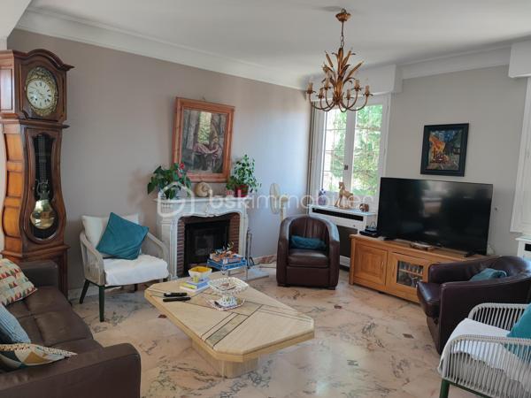 **À deux pas des commerces et de la gare – Élégante maison familiale de 234 m² avec sous-sol total, jardin paysager et piscine**

Idéalement située, à proximité immédiate des commerces et de la gare accessibles à pied, cette élégante propriété de **234 m² habitables** vous séduira par ses beaux volumes, sa luminosité et la qualité de ses prestations. Édifiée sur un terrain paysager de **880 m²**, elle bénéficie d'un environnement calme sans vis-à-vis.

Dès l'entrée, un vaste hall met en valeur un magnifique escalier en ferronnerie et distribue les pièces de vie notamment un accès sur une terrasse en pierre et un jardin. Vous découvrirez un vaste séjour salon** de 44 m²** avec cheminée ancienne, baigné de lumière grâce à ses nombreuses ouvertures. La cuisine, entièrement équipée, est à la fois fonctionnelle et conviviale.

Le rez-de-chaussée comprend également une chambre, un bureau, une salle de bains ainsi que des toilettes indépendantes, offrant une véritable vie de plain-pied.

À l'étage, une spacieuse pièce palière dessert **trois grandes chambres avec espaces dressing**, dont une disposant d'un cabinet de toilettes privatif, une salle de bains et un WC indépendant.

Un **grenier aménageable d'environ 60 m²** complète l'ensemble et offre un beau potentiel pour créer des chambres supplémentaires, une salle de jeux ou un espace de loisirs.

Le sous-sol total est un véritable atout. Il comprend un **garage double**, un atelier, une salle d'eau ainsi qu'une chaufferie buanderie, offrant de nombreux espaces de rangement et de travail.

À l'extérieur, vous profiterez d'une belle terrasse en pierre, d'un jardin soigneusement paysagé et d'une piscine hors sol, idéale pour les beaux jours.

**Prestations de qualité :**

* Pompe à chaleur air/eau.
* Chaudière à granulés.
* Ballon thermodynamique.
* Pas de vis-à-vis. 
* Toiture en ardoise.
* Double vitrage.
* Volets roulants électriques.
* Sol du rez-de-chaussée en marbre.
* Tout-à-l'égout.
* Sous-sol total avec garage double.
* Grenier aménageable de 60 m².
* Commerces et gare accessibles à pied.

Une maison familiale aux prestations soignées, alliant confort, volumes et emplacement privilégié.