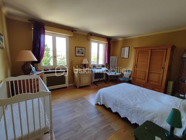 **À deux pas des commerces et de la gare – Élégante maison familiale de 234 m² avec sous-sol total, jardin paysager et piscine**

Idéalement située, à proximité immédiate des commerces et de la gare accessibles à pied, cette élégante propriété de **234 m² habitables** vous séduira par ses beaux volumes, sa luminosité et la qualité de ses prestations. Édifiée sur un terrain paysager de **880 m²**, elle bénéficie d'un environnement calme sans vis-à-vis.

Dès l'entrée, un vaste hall met en valeur un magnifique escalier en ferronnerie et distribue les pièces de vie notamment un accès sur une terrasse en pierre et un jardin. Vous découvrirez un vaste séjour salon** de 44 m²** avec cheminée ancienne, baigné de lumière grâce à ses nombreuses ouvertures. La cuisine, entièrement équipée, est à la fois fonctionnelle et conviviale.

Le rez-de-chaussée comprend également une chambre, un bureau, une salle de bains ainsi que des toilettes indépendantes, offrant une véritable vie de plain-pied.

À l'étage, une spacieuse pièce palière dessert **trois grandes chambres avec espaces dressing**, dont une disposant d'un cabinet de toilettes privatif, une salle de bains et un WC indépendant.

Un **grenier aménageable d'environ 60 m²** complète l'ensemble et offre un beau potentiel pour créer des chambres supplémentaires, une salle de jeux ou un espace de loisirs.

Le sous-sol total est un véritable atout. Il comprend un **garage double**, un atelier, une salle d'eau ainsi qu'une chaufferie buanderie, offrant de nombreux espaces de rangement et de travail.

À l'extérieur, vous profiterez d'une belle terrasse en pierre, d'un jardin soigneusement paysagé et d'une piscine hors sol, idéale pour les beaux jours.

**Prestations de qualité :**

* Pompe à chaleur air/eau.
* Chaudière à granulés.
* Ballon thermodynamique.
* Pas de vis-à-vis. 
* Toiture en ardoise.
* Double vitrage.
* Volets roulants électriques.
* Sol du rez-de-chaussée en marbre.
* Tout-à-l'égout.
* Sous-sol total avec garage double.
* Grenier aménageable de 60 m².
* Commerces et gare accessibles à pied.

Une maison familiale aux prestations soignées, alliant confort, volumes et emplacement privilégié.