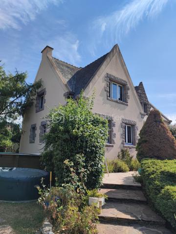 **À deux pas des commerces et de la gare – Élégante maison familiale de 234 m² avec sous-sol total, jardin paysager et piscine**

Idéalement située, à proximité immédiate des commerces et de la gare accessibles à pied, cette élégante propriété de **234 m² habitables** vous séduira par ses beaux volumes, sa luminosité et la qualité de ses prestations. Édifiée sur un terrain paysager de **880 m²**, elle bénéficie d'un environnement calme sans vis-à-vis.

Dès l'entrée, un vaste hall met en valeur un magnifique escalier en ferronnerie et distribue les pièces de vie notamment un accès sur une terrasse en pierre et un jardin. Vous découvrirez un vaste séjour salon** de 44 m²** avec cheminée ancienne, baigné de lumière grâce à ses nombreuses ouvertures. La cuisine, entièrement équipée, est à la fois fonctionnelle et conviviale.

Le rez-de-chaussée comprend également une chambre, un bureau, une salle de bains ainsi que des toilettes indépendantes, offrant une véritable vie de plain-pied.

À l'étage, une spacieuse pièce palière dessert **trois grandes chambres avec espaces dressing**, dont une disposant d'un cabinet de toilettes privatif, une salle de bains et un WC indépendant.

Un **grenier aménageable d'environ 60 m²** complète l'ensemble et offre un beau potentiel pour créer des chambres supplémentaires, une salle de jeux ou un espace de loisirs.

Le sous-sol total est un véritable atout. Il comprend un **garage double**, un atelier, une salle d'eau ainsi qu'une chaufferie buanderie, offrant de nombreux espaces de rangement et de travail.

À l'extérieur, vous profiterez d'une belle terrasse en pierre, d'un jardin soigneusement paysagé et d'une piscine hors sol, idéale pour les beaux jours.

**Prestations de qualité :**

* Pompe à chaleur air/eau.
* Chaudière à granulés.
* Ballon thermodynamique.
* Pas de vis-à-vis. 
* Toiture en ardoise.
* Double vitrage.
* Volets roulants électriques.
* Sol du rez-de-chaussée en marbre.
* Tout-à-l'égout.
* Sous-sol total avec garage double.
* Grenier aménageable de 60 m².
* Commerces et gare accessibles à pied.

Une maison familiale aux prestations soignées, alliant confort, volumes et emplacement privilégié.