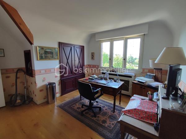 **À deux pas des commerces et de la gare – Élégante maison familiale de 234 m² avec sous-sol total, jardin paysager et piscine**

Idéalement située, à proximité immédiate des commerces et de la gare accessibles à pied, cette élégante propriété de **234 m² habitables** vous séduira par ses beaux volumes, sa luminosité et la qualité de ses prestations. Édifiée sur un terrain paysager de **880 m²**, elle bénéficie d'un environnement calme sans vis-à-vis.

Dès l'entrée, un vaste hall met en valeur un magnifique escalier en ferronnerie et distribue les pièces de vie notamment un accès sur une terrasse en pierre et un jardin. Vous découvrirez un vaste séjour salon** de 44 m²** avec cheminée ancienne, baigné de lumière grâce à ses nombreuses ouvertures. La cuisine, entièrement équipée, est à la fois fonctionnelle et conviviale.

Le rez-de-chaussée comprend également une chambre, un bureau, une salle de bains ainsi que des toilettes indépendantes, offrant une véritable vie de plain-pied.

À l'étage, une spacieuse pièce palière dessert **trois grandes chambres avec espaces dressing**, dont une disposant d'un cabinet de toilettes privatif, une salle de bains et un WC indépendant.

Un **grenier aménageable d'environ 60 m²** complète l'ensemble et offre un beau potentiel pour créer des chambres supplémentaires, une salle de jeux ou un espace de loisirs.

Le sous-sol total est un véritable atout. Il comprend un **garage double**, un atelier, une salle d'eau ainsi qu'une chaufferie buanderie, offrant de nombreux espaces de rangement et de travail.

À l'extérieur, vous profiterez d'une belle terrasse en pierre, d'un jardin soigneusement paysagé et d'une piscine hors sol, idéale pour les beaux jours.

**Prestations de qualité :**

* Pompe à chaleur air/eau.
* Chaudière à granulés.
* Ballon thermodynamique.
* Pas de vis-à-vis. 
* Toiture en ardoise.
* Double vitrage.
* Volets roulants électriques.
* Sol du rez-de-chaussée en marbre.
* Tout-à-l'égout.
* Sous-sol total avec garage double.
* Grenier aménageable de 60 m².
* Commerces et gare accessibles à pied.

Une maison familiale aux prestations soignées, alliant confort, volumes et emplacement privilégié.