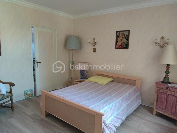 **À deux pas des commerces et de la gare – Élégante maison familiale de 234 m² avec sous-sol total, jardin paysager et piscine**

Idéalement située, à proximité immédiate des commerces et de la gare accessibles à pied, cette élégante propriété de **234 m² habitables** vous séduira par ses beaux volumes, sa luminosité et la qualité de ses prestations. Édifiée sur un terrain paysager de **880 m²**, elle bénéficie d'un environnement calme sans vis-à-vis.

Dès l'entrée, un vaste hall met en valeur un magnifique escalier en ferronnerie et distribue les pièces de vie notamment un accès sur une terrasse en pierre et un jardin. Vous découvrirez un vaste séjour salon** de 44 m²** avec cheminée ancienne, baigné de lumière grâce à ses nombreuses ouvertures. La cuisine, entièrement équipée, est à la fois fonctionnelle et conviviale.

Le rez-de-chaussée comprend également une chambre, un bureau, une salle de bains ainsi que des toilettes indépendantes, offrant une véritable vie de plain-pied.

À l'étage, une spacieuse pièce palière dessert **trois grandes chambres avec espaces dressing**, dont une disposant d'un cabinet de toilettes privatif, une salle de bains et un WC indépendant.

Un **grenier aménageable d'environ 60 m²** complète l'ensemble et offre un beau potentiel pour créer des chambres supplémentaires, une salle de jeux ou un espace de loisirs.

Le sous-sol total est un véritable atout. Il comprend un **garage double**, un atelier, une salle d'eau ainsi qu'une chaufferie buanderie, offrant de nombreux espaces de rangement et de travail.

À l'extérieur, vous profiterez d'une belle terrasse en pierre, d'un jardin soigneusement paysagé et d'une piscine hors sol, idéale pour les beaux jours.

**Prestations de qualité :**

* Pompe à chaleur air/eau.
* Chaudière à granulés.
* Ballon thermodynamique.
* Pas de vis-à-vis. 
* Toiture en ardoise.
* Double vitrage.
* Volets roulants électriques.
* Sol du rez-de-chaussée en marbre.
* Tout-à-l'égout.
* Sous-sol total avec garage double.
* Grenier aménageable de 60 m².
* Commerces et gare accessibles à pied.

Une maison familiale aux prestations soignées, alliant confort, volumes et emplacement privilégié.