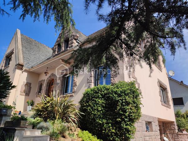 **À deux pas des commerces et de la gare – Élégante maison familiale de 234 m² avec sous-sol total, jardin paysager et piscine**

Idéalement située, à proximité immédiate des commerces et de la gare accessibles à pied, cette élégante propriété de **234 m² habitables** vous séduira par ses beaux volumes, sa luminosité et la qualité de ses prestations. Édifiée sur un terrain paysager de **880 m²**, elle bénéficie d'un environnement calme sans vis-à-vis.

Dès l'entrée, un vaste hall met en valeur un magnifique escalier en ferronnerie et distribue les pièces de vie notamment un accès sur une terrasse en pierre et un jardin. Vous découvrirez un vaste séjour salon** de 44 m²** avec cheminée ancienne, baigné de lumière grâce à ses nombreuses ouvertures. La cuisine, entièrement équipée, est à la fois fonctionnelle et conviviale.

Le rez-de-chaussée comprend également une chambre, un bureau, une salle de bains ainsi que des toilettes indépendantes, offrant une véritable vie de plain-pied.

À l'étage, une spacieuse pièce palière dessert **trois grandes chambres avec espaces dressing**, dont une disposant d'un cabinet de toilettes privatif, une salle de bains et un WC indépendant.

Un **grenier aménageable d'environ 60 m²** complète l'ensemble et offre un beau potentiel pour créer des chambres supplémentaires, une salle de jeux ou un espace de loisirs.

Le sous-sol total est un véritable atout. Il comprend un **garage double**, un atelier, une salle d'eau ainsi qu'une chaufferie buanderie, offrant de nombreux espaces de rangement et de travail.

À l'extérieur, vous profiterez d'une belle terrasse en pierre, d'un jardin soigneusement paysagé et d'une piscine hors sol, idéale pour les beaux jours.

**Prestations de qualité :**

* Pompe à chaleur air/eau.
* Chaudière à granulés.
* Ballon thermodynamique.
* Pas de vis-à-vis. 
* Toiture en ardoise.
* Double vitrage.
* Volets roulants électriques.
* Sol du rez-de-chaussée en marbre.
* Tout-à-l'égout.
* Sous-sol total avec garage double.
* Grenier aménageable de 60 m².
* Commerces et gare accessibles à pied.

Une maison familiale aux prestations soignées, alliant confort, volumes et emplacement privilégié.
