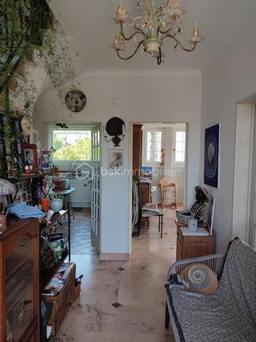 **À deux pas des commerces et de la gare – Élégante maison familiale de 234 m² avec sous-sol total, jardin paysager et piscine**

Idéalement située, à proximité immédiate des commerces et de la gare accessibles à pied, cette élégante propriété de **234 m² habitables** vous séduira par ses beaux volumes, sa luminosité et la qualité de ses prestations. Édifiée sur un terrain paysager de **880 m²**, elle bénéficie d'un environnement calme sans vis-à-vis.

Dès l'entrée, un vaste hall met en valeur un magnifique escalier en ferronnerie et distribue les pièces de vie notamment un accès sur une terrasse en pierre et un jardin. Vous découvrirez un vaste séjour salon** de 44 m²** avec cheminée ancienne, baigné de lumière grâce à ses nombreuses ouvertures. La cuisine, entièrement équipée, est à la fois fonctionnelle et conviviale.

Le rez-de-chaussée comprend également une chambre, un bureau, une salle de bains ainsi que des toilettes indépendantes, offrant une véritable vie de plain-pied.

À l'étage, une spacieuse pièce palière dessert **trois grandes chambres avec espaces dressing**, dont une disposant d'un cabinet de toilettes privatif, une salle de bains et un WC indépendant.

Un **grenier aménageable d'environ 60 m²** complète l'ensemble et offre un beau potentiel pour créer des chambres supplémentaires, une salle de jeux ou un espace de loisirs.

Le sous-sol total est un véritable atout. Il comprend un **garage double**, un atelier, une salle d'eau ainsi qu'une chaufferie buanderie, offrant de nombreux espaces de rangement et de travail.

À l'extérieur, vous profiterez d'une belle terrasse en pierre, d'un jardin soigneusement paysagé et d'une piscine hors sol, idéale pour les beaux jours.

**Prestations de qualité :**

* Pompe à chaleur air/eau.
* Chaudière à granulés.
* Ballon thermodynamique.
* Pas de vis-à-vis. 
* Toiture en ardoise.
* Double vitrage.
* Volets roulants électriques.
* Sol du rez-de-chaussée en marbre.
* Tout-à-l'égout.
* Sous-sol total avec garage double.
* Grenier aménageable de 60 m².
* Commerces et gare accessibles à pied.

Une maison familiale aux prestations soignées, alliant confort, volumes et emplacement privilégié.