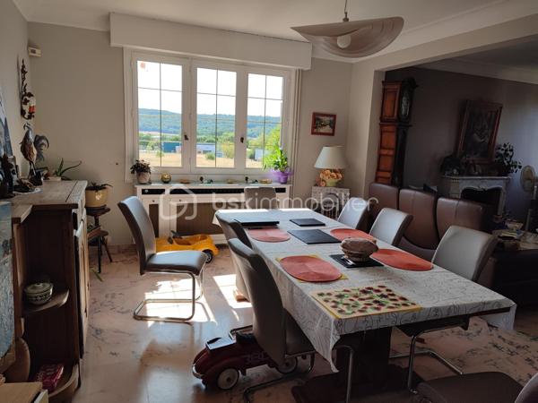 **À deux pas des commerces et de la gare – Élégante maison familiale de 234 m² avec sous-sol total, jardin paysager et piscine**

Idéalement située, à proximité immédiate des commerces et de la gare accessibles à pied, cette élégante propriété de **234 m² habitables** vous séduira par ses beaux volumes, sa luminosité et la qualité de ses prestations. Édifiée sur un terrain paysager de **880 m²**, elle bénéficie d'un environnement calme sans vis-à-vis.

Dès l'entrée, un vaste hall met en valeur un magnifique escalier en ferronnerie et distribue les pièces de vie notamment un accès sur une terrasse en pierre et un jardin. Vous découvrirez un vaste séjour salon** de 44 m²** avec cheminée ancienne, baigné de lumière grâce à ses nombreuses ouvertures. La cuisine, entièrement équipée, est à la fois fonctionnelle et conviviale.

Le rez-de-chaussée comprend également une chambre, un bureau, une salle de bains ainsi que des toilettes indépendantes, offrant une véritable vie de plain-pied.

À l'étage, une spacieuse pièce palière dessert **trois grandes chambres avec espaces dressing**, dont une disposant d'un cabinet de toilettes privatif, une salle de bains et un WC indépendant.

Un **grenier aménageable d'environ 60 m²** complète l'ensemble et offre un beau potentiel pour créer des chambres supplémentaires, une salle de jeux ou un espace de loisirs.

Le sous-sol total est un véritable atout. Il comprend un **garage double**, un atelier, une salle d'eau ainsi qu'une chaufferie buanderie, offrant de nombreux espaces de rangement et de travail.

À l'extérieur, vous profiterez d'une belle terrasse en pierre, d'un jardin soigneusement paysagé et d'une piscine hors sol, idéale pour les beaux jours.

**Prestations de qualité :**

* Pompe à chaleur air/eau.
* Chaudière à granulés.
* Ballon thermodynamique.
* Pas de vis-à-vis. 
* Toiture en ardoise.
* Double vitrage.
* Volets roulants électriques.
* Sol du rez-de-chaussée en marbre.
* Tout-à-l'égout.
* Sous-sol total avec garage double.
* Grenier aménageable de 60 m².
* Commerces et gare accessibles à pied.

Une maison familiale aux prestations soignées, alliant confort, volumes et emplacement privilégié.