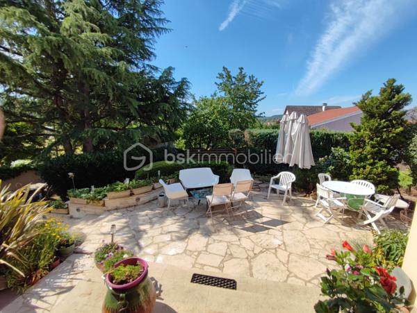 **À deux pas des commerces et de la gare – Élégante maison familiale de 234 m² avec sous-sol total, jardin paysager et piscine**

Idéalement située, à proximité immédiate des commerces et de la gare accessibles à pied, cette élégante propriété de **234 m² habitables** vous séduira par ses beaux volumes, sa luminosité et la qualité de ses prestations. Édifiée sur un terrain paysager de **880 m²**, elle bénéficie d'un environnement calme sans vis-à-vis.

Dès l'entrée, un vaste hall met en valeur un magnifique escalier en ferronnerie et distribue les pièces de vie notamment un accès sur une terrasse en pierre et un jardin. Vous découvrirez un vaste séjour salon** de 44 m²** avec cheminée ancienne, baigné de lumière grâce à ses nombreuses ouvertures. La cuisine, entièrement équipée, est à la fois fonctionnelle et conviviale.

Le rez-de-chaussée comprend également une chambre, un bureau, une salle de bains ainsi que des toilettes indépendantes, offrant une véritable vie de plain-pied.

À l'étage, une spacieuse pièce palière dessert **trois grandes chambres avec espaces dressing**, dont une disposant d'un cabinet de toilettes privatif, une salle de bains et un WC indépendant.

Un **grenier aménageable d'environ 60 m²** complète l'ensemble et offre un beau potentiel pour créer des chambres supplémentaires, une salle de jeux ou un espace de loisirs.

Le sous-sol total est un véritable atout. Il comprend un **garage double**, un atelier, une salle d'eau ainsi qu'une chaufferie buanderie, offrant de nombreux espaces de rangement et de travail.

À l'extérieur, vous profiterez d'une belle terrasse en pierre, d'un jardin soigneusement paysagé et d'une piscine hors sol, idéale pour les beaux jours.

**Prestations de qualité :**

* Pompe à chaleur air/eau.
* Chaudière à granulés.
* Ballon thermodynamique.
* Pas de vis-à-vis. 
* Toiture en ardoise.
* Double vitrage.
* Volets roulants électriques.
* Sol du rez-de-chaussée en marbre.
* Tout-à-l'égout.
* Sous-sol total avec garage double.
* Grenier aménageable de 60 m².
* Commerces et gare accessibles à pied.

Une maison familiale aux prestations soignées, alliant confort, volumes et emplacement privilégié.