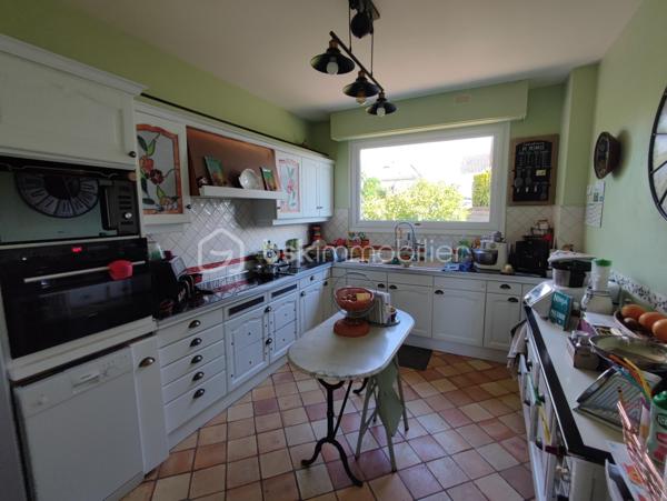 **À deux pas des commerces et de la gare – Élégante maison familiale de 234 m² avec sous-sol total, jardin paysager et piscine**

Idéalement située, à proximité immédiate des commerces et de la gare accessibles à pied, cette élégante propriété de **234 m² habitables** vous séduira par ses beaux volumes, sa luminosité et la qualité de ses prestations. Édifiée sur un terrain paysager de **880 m²**, elle bénéficie d'un environnement calme sans vis-à-vis.

Dès l'entrée, un vaste hall met en valeur un magnifique escalier en ferronnerie et distribue les pièces de vie notamment un accès sur une terrasse en pierre et un jardin. Vous découvrirez un vaste séjour salon** de 44 m²** avec cheminée ancienne, baigné de lumière grâce à ses nombreuses ouvertures. La cuisine, entièrement équipée, est à la fois fonctionnelle et conviviale.

Le rez-de-chaussée comprend également une chambre, un bureau, une salle de bains ainsi que des toilettes indépendantes, offrant une véritable vie de plain-pied.

À l'étage, une spacieuse pièce palière dessert **trois grandes chambres avec espaces dressing**, dont une disposant d'un cabinet de toilettes privatif, une salle de bains et un WC indépendant.

Un **grenier aménageable d'environ 60 m²** complète l'ensemble et offre un beau potentiel pour créer des chambres supplémentaires, une salle de jeux ou un espace de loisirs.

Le sous-sol total est un véritable atout. Il comprend un **garage double**, un atelier, une salle d'eau ainsi qu'une chaufferie buanderie, offrant de nombreux espaces de rangement et de travail.

À l'extérieur, vous profiterez d'une belle terrasse en pierre, d'un jardin soigneusement paysagé et d'une piscine hors sol, idéale pour les beaux jours.

**Prestations de qualité :**

* Pompe à chaleur air/eau.
* Chaudière à granulés.
* Ballon thermodynamique.
* Pas de vis-à-vis. 
* Toiture en ardoise.
* Double vitrage.
* Volets roulants électriques.
* Sol du rez-de-chaussée en marbre.
* Tout-à-l'égout.
* Sous-sol total avec garage double.
* Grenier aménageable de 60 m².
* Commerces et gare accessibles à pied.

Une maison familiale aux prestations soignées, alliant confort, volumes et emplacement privilégié.