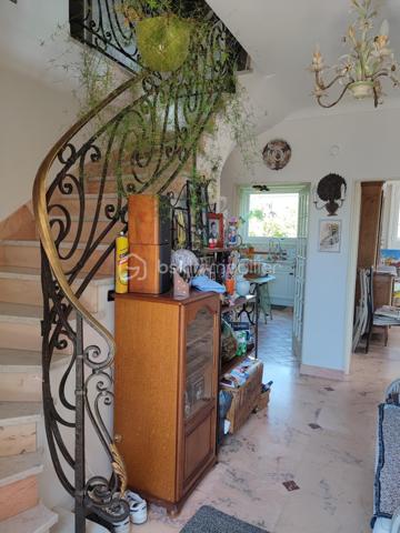 **À deux pas des commerces et de la gare – Élégante maison familiale de 234 m² avec sous-sol total, jardin paysager et piscine**

Idéalement située, à proximité immédiate des commerces et de la gare accessibles à pied, cette élégante propriété de **234 m² habitables** vous séduira par ses beaux volumes, sa luminosité et la qualité de ses prestations. Édifiée sur un terrain paysager de **880 m²**, elle bénéficie d'un environnement calme sans vis-à-vis.

Dès l'entrée, un vaste hall met en valeur un magnifique escalier en ferronnerie et distribue les pièces de vie notamment un accès sur une terrasse en pierre et un jardin. Vous découvrirez un vaste séjour salon** de 44 m²** avec cheminée ancienne, baigné de lumière grâce à ses nombreuses ouvertures. La cuisine, entièrement équipée, est à la fois fonctionnelle et conviviale.

Le rez-de-chaussée comprend également une chambre, un bureau, une salle de bains ainsi que des toilettes indépendantes, offrant une véritable vie de plain-pied.

À l'étage, une spacieuse pièce palière dessert **trois grandes chambres avec espaces dressing**, dont une disposant d'un cabinet de toilettes privatif, une salle de bains et un WC indépendant.

Un **grenier aménageable d'environ 60 m²** complète l'ensemble et offre un beau potentiel pour créer des chambres supplémentaires, une salle de jeux ou un espace de loisirs.

Le sous-sol total est un véritable atout. Il comprend un **garage double**, un atelier, une salle d'eau ainsi qu'une chaufferie buanderie, offrant de nombreux espaces de rangement et de travail.

À l'extérieur, vous profiterez d'une belle terrasse en pierre, d'un jardin soigneusement paysagé et d'une piscine hors sol, idéale pour les beaux jours.

**Prestations de qualité :**

* Pompe à chaleur air/eau.
* Chaudière à granulés.
* Ballon thermodynamique.
* Pas de vis-à-vis. 
* Toiture en ardoise.
* Double vitrage.
* Volets roulants électriques.
* Sol du rez-de-chaussée en marbre.
* Tout-à-l'égout.
* Sous-sol total avec garage double.
* Grenier aménageable de 60 m².
* Commerces et gare accessibles à pied.

Une maison familiale aux prestations soignées, alliant confort, volumes et emplacement privilégié.