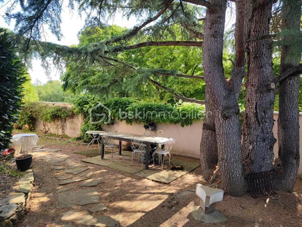 **À deux pas des commerces et de la gare – Élégante maison familiale de 234 m² avec sous-sol total, jardin paysager et piscine**

Idéalement située, à proximité immédiate des commerces et de la gare accessibles à pied, cette élégante propriété de **234 m² habitables** vous séduira par ses beaux volumes, sa luminosité et la qualité de ses prestations. Édifiée sur un terrain paysager de **880 m²**, elle bénéficie d'un environnement calme sans vis-à-vis.

Dès l'entrée, un vaste hall met en valeur un magnifique escalier en ferronnerie et distribue les pièces de vie notamment un accès sur une terrasse en pierre et un jardin. Vous découvrirez un vaste séjour salon** de 44 m²** avec cheminée ancienne, baigné de lumière grâce à ses nombreuses ouvertures. La cuisine, entièrement équipée, est à la fois fonctionnelle et conviviale.

Le rez-de-chaussée comprend également une chambre, un bureau, une salle de bains ainsi que des toilettes indépendantes, offrant une véritable vie de plain-pied.

À l'étage, une spacieuse pièce palière dessert **trois grandes chambres avec espaces dressing**, dont une disposant d'un cabinet de toilettes privatif, une salle de bains et un WC indépendant.

Un **grenier aménageable d'environ 60 m²** complète l'ensemble et offre un beau potentiel pour créer des chambres supplémentaires, une salle de jeux ou un espace de loisirs.

Le sous-sol total est un véritable atout. Il comprend un **garage double**, un atelier, une salle d'eau ainsi qu'une chaufferie buanderie, offrant de nombreux espaces de rangement et de travail.

À l'extérieur, vous profiterez d'une belle terrasse en pierre, d'un jardin soigneusement paysagé et d'une piscine hors sol, idéale pour les beaux jours.

**Prestations de qualité :**

* Pompe à chaleur air/eau.
* Chaudière à granulés.
* Ballon thermodynamique.
* Pas de vis-à-vis. 
* Toiture en ardoise.
* Double vitrage.
* Volets roulants électriques.
* Sol du rez-de-chaussée en marbre.
* Tout-à-l'égout.
* Sous-sol total avec garage double.
* Grenier aménageable de 60 m².
* Commerces et gare accessibles à pied.

Une maison familiale aux prestations soignées, alliant confort, volumes et emplacement privilégié.