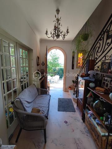 **À deux pas des commerces et de la gare – Élégante maison familiale de 234 m² avec sous-sol total, jardin paysager et piscine**

Idéalement située, à proximité immédiate des commerces et de la gare accessibles à pied, cette élégante propriété de **234 m² habitables** vous séduira par ses beaux volumes, sa luminosité et la qualité de ses prestations. Édifiée sur un terrain paysager de **880 m²**, elle bénéficie d'un environnement calme sans vis-à-vis.

Dès l'entrée, un vaste hall met en valeur un magnifique escalier en ferronnerie et distribue les pièces de vie notamment un accès sur une terrasse en pierre et un jardin. Vous découvrirez un vaste séjour salon** de 44 m²** avec cheminée ancienne, baigné de lumière grâce à ses nombreuses ouvertures. La cuisine, entièrement équipée, est à la fois fonctionnelle et conviviale.

Le rez-de-chaussée comprend également une chambre, un bureau, une salle de bains ainsi que des toilettes indépendantes, offrant une véritable vie de plain-pied.

À l'étage, une spacieuse pièce palière dessert **trois grandes chambres avec espaces dressing**, dont une disposant d'un cabinet de toilettes privatif, une salle de bains et un WC indépendant.

Un **grenier aménageable d'environ 60 m²** complète l'ensemble et offre un beau potentiel pour créer des chambres supplémentaires, une salle de jeux ou un espace de loisirs.

Le sous-sol total est un véritable atout. Il comprend un **garage double**, un atelier, une salle d'eau ainsi qu'une chaufferie buanderie, offrant de nombreux espaces de rangement et de travail.

À l'extérieur, vous profiterez d'une belle terrasse en pierre, d'un jardin soigneusement paysagé et d'une piscine hors sol, idéale pour les beaux jours.

**Prestations de qualité :**

* Pompe à chaleur air/eau.
* Chaudière à granulés.
* Ballon thermodynamique.
* Pas de vis-à-vis. 
* Toiture en ardoise.
* Double vitrage.
* Volets roulants électriques.
* Sol du rez-de-chaussée en marbre.
* Tout-à-l'égout.
* Sous-sol total avec garage double.
* Grenier aménageable de 60 m².
* Commerces et gare accessibles à pied.

Une maison familiale aux prestations soignées, alliant confort, volumes et emplacement privilégié.