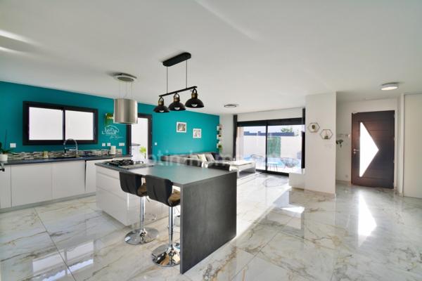 PIGNAN (34) - A vendre, Villa contemporaine avec piscine
