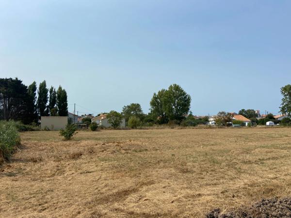 L'AIGUILLON SUR MER (85) PROCHE PLAGES ET COMMERCES AU CALME TERRAIN A BATIR 1652M² LIBRE CONSTRUCTEUR