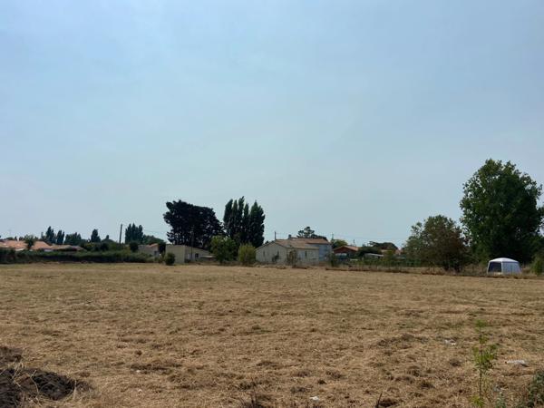 L'AIGUILLON SUR MER (85) PROCHE PLAGES ET COMMERCES AU CALME TERRAIN A BATIR 1652M² LIBRE CONSTRUCTEUR