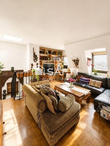 Comme une maison sur les toits, avec deux terrasses et une vue imprenable aux portes de Paris.