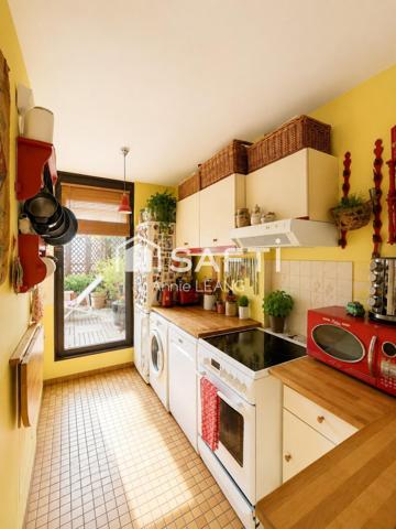 Comme une maison sur les toits, avec deux terrasses et une vue imprenable aux portes de Paris.
