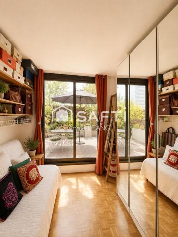 Comme une maison sur les toits, avec deux terrasses et une vue imprenable aux portes de Paris.