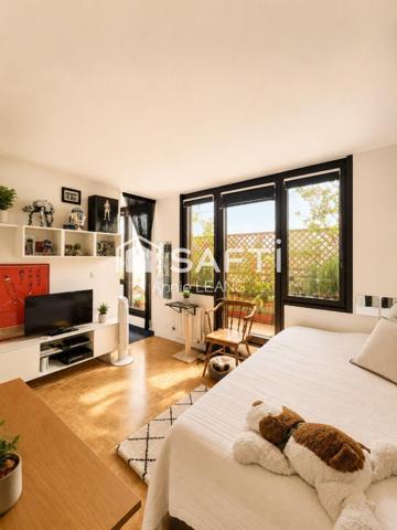 Comme une maison sur les toits, avec deux terrasses et une vue imprenable aux portes de Paris.
