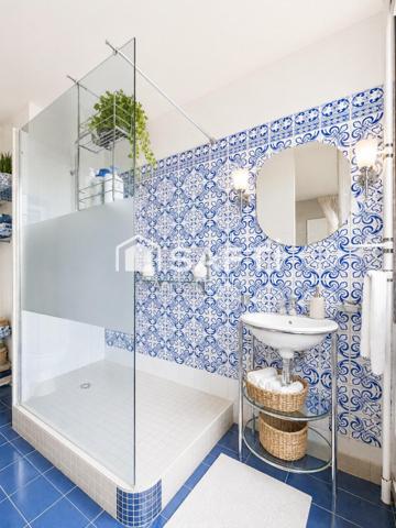 Comme une maison sur les toits, avec deux terrasses et une vue imprenable aux portes de Paris.