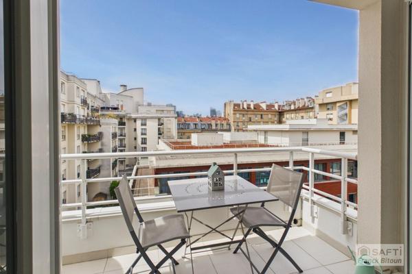 Bécon. 4 pièces moderne avec 3 balcons, 1 cave et 2 parkings.