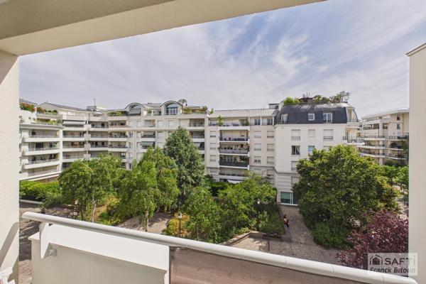Bécon. 4 pièces moderne avec 3 balcons, 1 cave et 2 parkings.