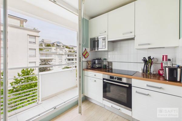 Bécon. 4 pièces moderne avec 3 balcons, 1 cave et 2 parkings.
