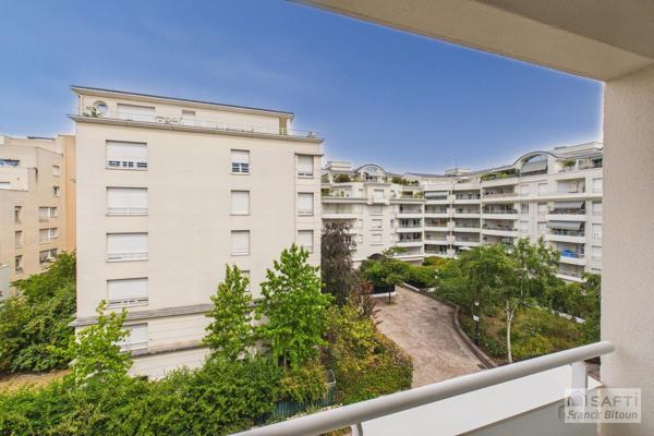 Bécon. 4 pièces moderne avec 3 balcons, 1 cave et 2 parkings.