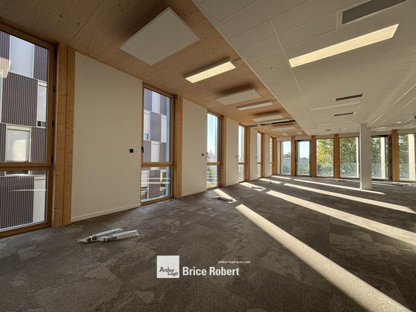 Bureaux à louer à Vaulx-en-Velin neufs en structure bois certifiée