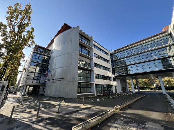 Bureaux à louer Nantes centre immeuble rénové avec jardin partagé