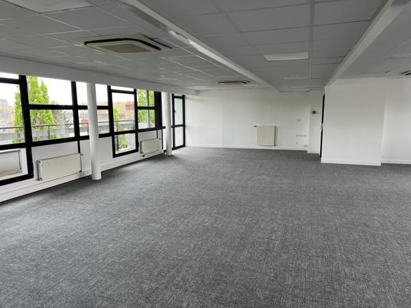 Bureaux à louer Nantes centre immeuble rénové avec jardin partagé