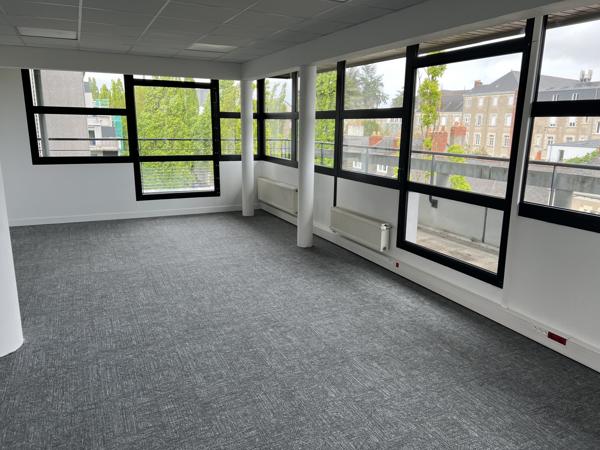 Bureaux à louer Nantes centre immeuble rénové avec jardin partagé