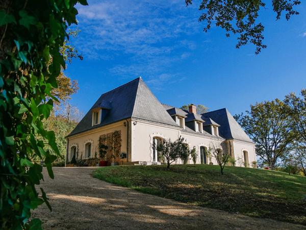 Maison moderne et rénovée de 280m² avec jardin, vignobles et prairies sur plus d'1 hectare à seulement 10 minutes de Brissac-Quincé