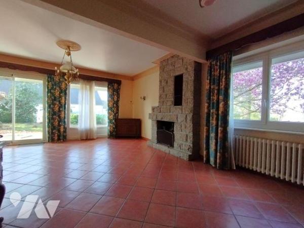 PROXIMITÉ IMMÉDIATE DU CENTRE DE BANNALEC POUR CETTE MAISON DE 1963 A RÉNOVER.
D'une superfici...