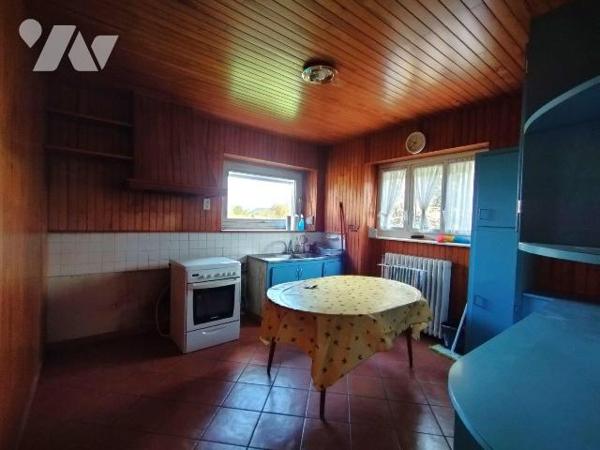 PROXIMITÉ IMMÉDIATE DU CENTRE DE BANNALEC POUR CETTE MAISON DE 1963 A RÉNOVER.
D'une superfici...