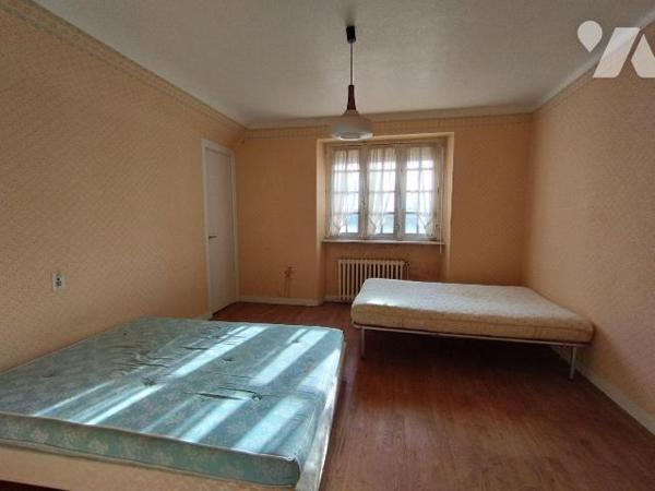 PROXIMITÉ IMMÉDIATE DU CENTRE DE BANNALEC POUR CETTE MAISON DE 1963 A RÉNOVER.
D'une superfici...