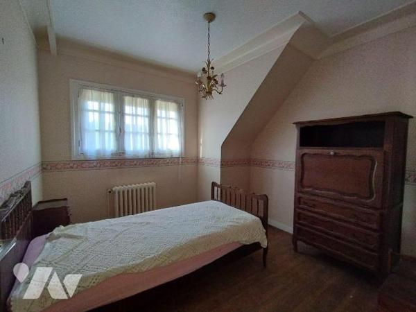 PROXIMITÉ IMMÉDIATE DU CENTRE DE BANNALEC POUR CETTE MAISON DE 1963 A RÉNOVER.
D'une superfici...