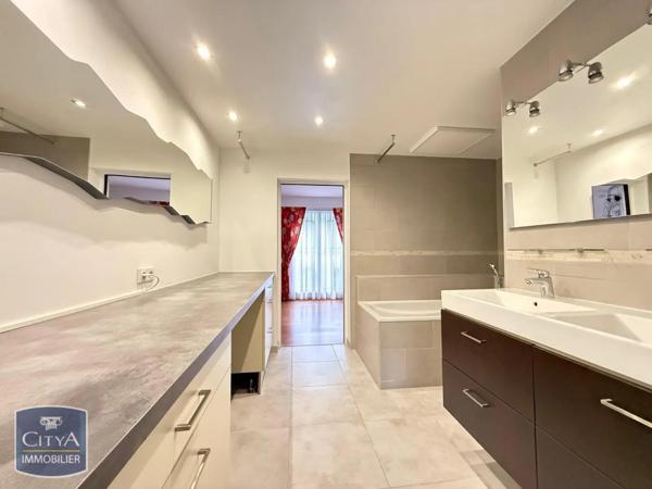 Appartement à louer 3 pièces 100.69m²