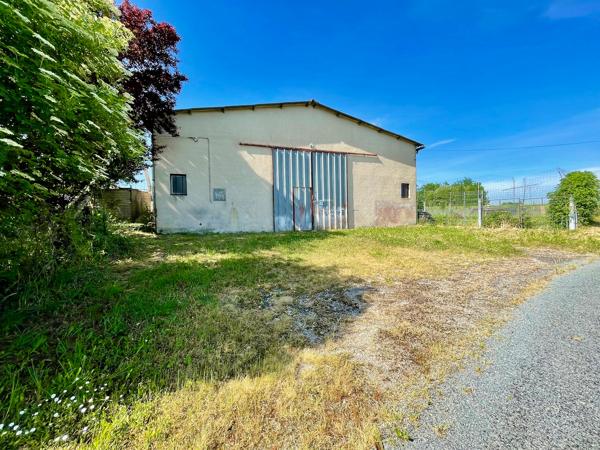 Bias, proche de Villeneuve sur Lot, hangar de 265 m² à louer en campagne. Petite porte et grande ouverture. Accès facile. terrain devant pour stationner. Pas de terrain autour à entretenir. Pas de bureau ni sanitaire. Le hangar étant sujet à des infiltra , Bias