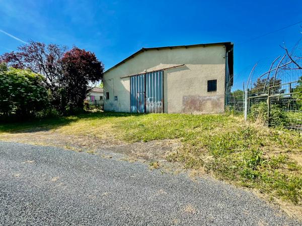 Bias, proche de Villeneuve sur Lot, hangar de 265 m² à louer en campagne. Petite porte et grande ouverture. Accès facile. terrain devant pour stationner. Pas de terrain autour à entretenir. Pas de bureau ni sanitaire. Le hangar étant sujet à des infiltra , Bias