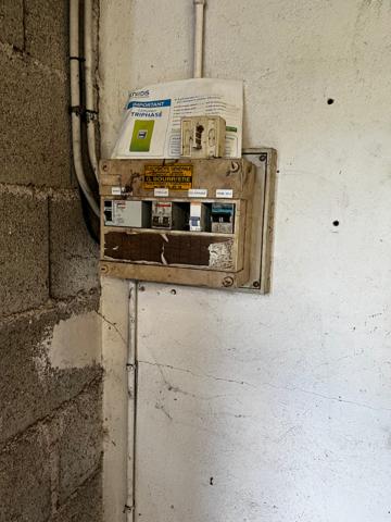 Bias, proche de Villeneuve sur Lot, hangar de 265 m² à louer en campagne. Petite porte et grande ouverture. Accès facile. terrain devant pour stationner. Pas de terrain autour à entretenir. Pas de bureau ni sanitaire. Le hangar étant sujet à des infiltra , Bias