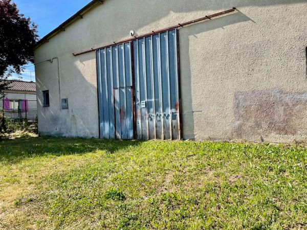 Bias, proche de Villeneuve sur Lot, hangar de 265 m² à louer en campagne. Petite porte et grande ouverture. Accès facile. terrain devant pour stationner. Pas de terrain autour à entretenir. Pas de bureau ni sanitaire. Le hangar étant sujet à des infiltra , Bias