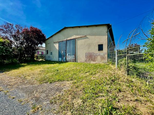 Bias, proche de Villeneuve sur Lot, hangar de 265 m² à louer en campagne. Petite porte et grande ouverture. Accès facile. terrain devant pour stationner. Pas de terrain autour à entretenir. Pas de bureau ni sanitaire. Le hangar étant sujet à des infiltra , Bias
