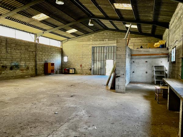 Bias, proche de Villeneuve sur Lot, hangar de 265 m² à louer en campagne. Petite porte et grande ouverture. Accès facile. terrain devant pour stationner. Pas de terrain autour à entretenir. Pas de bureau ni sanitaire. Le hangar étant sujet à des infiltra , Bias