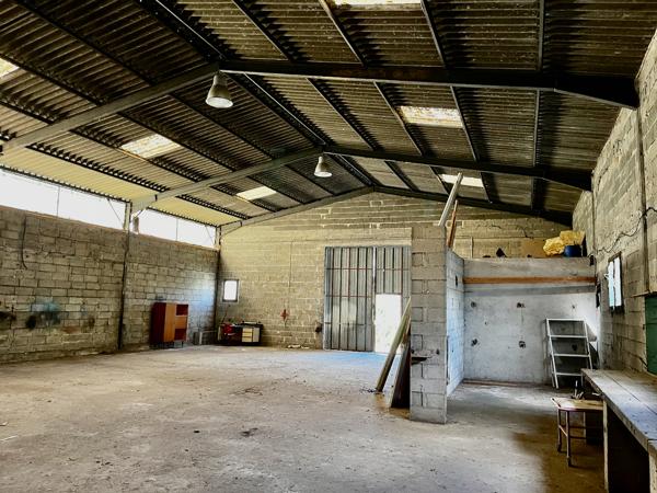Bias, proche de Villeneuve sur Lot, hangar de 265 m² à louer en campagne. Petite porte et grande ouverture. Accès facile. terrain devant pour stationner. Pas de terrain autour à entretenir. Pas de bureau ni sanitaire. Le hangar étant sujet à des infiltra , Bias
