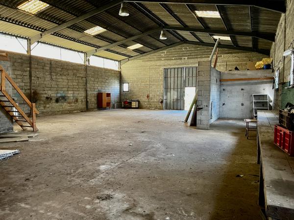 Bias, proche de Villeneuve sur Lot, hangar de 265 m² à louer en campagne. Petite porte et grande ouverture. Accès facile. terrain devant pour stationner. Pas de terrain autour à entretenir. Pas de bureau ni sanitaire. Le hangar étant sujet à des infiltra , Bias