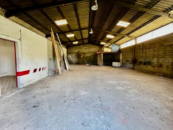 Bias, proche de Villeneuve sur Lot, hangar de 265 m² à louer en campagne. Petite porte et grande ouverture. Accès facile. terrain devant pour stationner. Pas de terrain autour à entretenir. Pas de bureau ni sanitaire. Le hangar étant sujet à des infiltra , Bias
