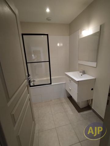 Appartement à louer Saintes : 2 pièces, 35m² avec 1 chambre(s) à 530€ - AJP Immobilier Saintes