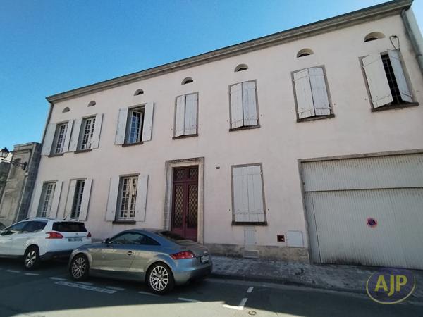 Appartement à louer Saintes : 2 pièces, 35m² avec 1 chambre(s) à 530€ - AJP Immobilier Saintes