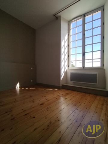 Appartement à louer Saintes : 2 pièces, 35m² avec 1 chambre(s) à 530€ - AJP Immobilier Saintes