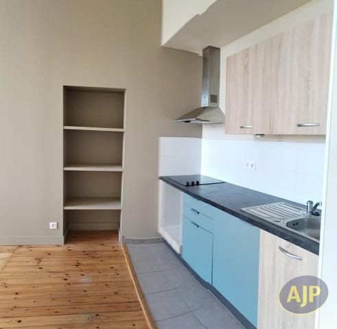 Appartement à louer Saintes : 2 pièces, 35m² avec 1 chambre(s) à 530€ - AJP Immobilier Saintes